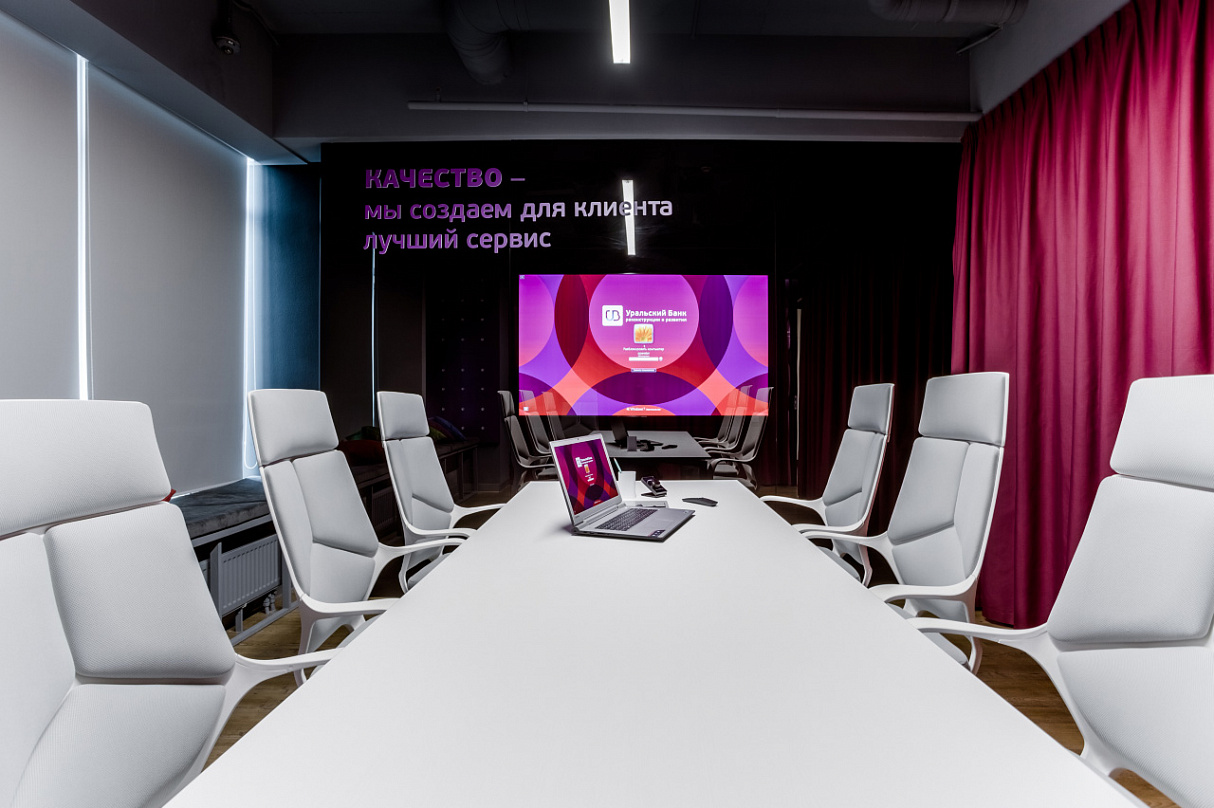 Телевизор за стеклом